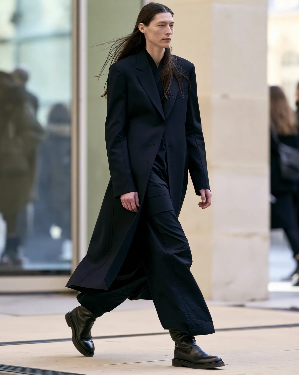 Full-body street-style fashion look in dark tailoring and soft daylight.
